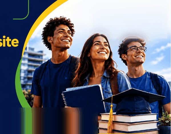 Três estudantes sorrindo ao ar livre, com cadernos, livros e capelo de formatura