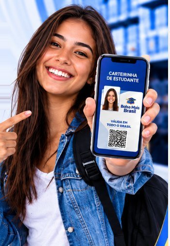 Estudante sorrindo e mostrando a carteirinha digital na tela do celular